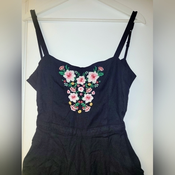 Hollister Floral Embroidered Black Jumpsuit Open Tie Back Elastic Waist Size S - Picture 4 of 14